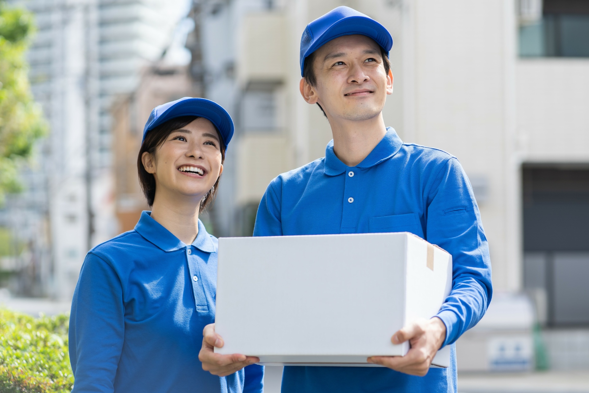 配達中の男性シニアスタッフ